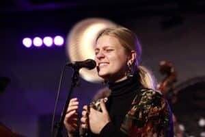 Foto på Sara Aldén live i Riga. Snart spelar hon i Falkenberg