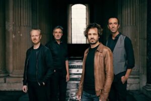 Canto - Jazz med sydfranska rötter. Bandbild framför en rustik trappa.